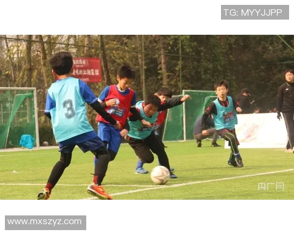 小鹏足球球星崛起之路：从少年梦想到职业赛场的奋斗历程